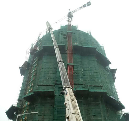 陈仓吊车在工地上作业